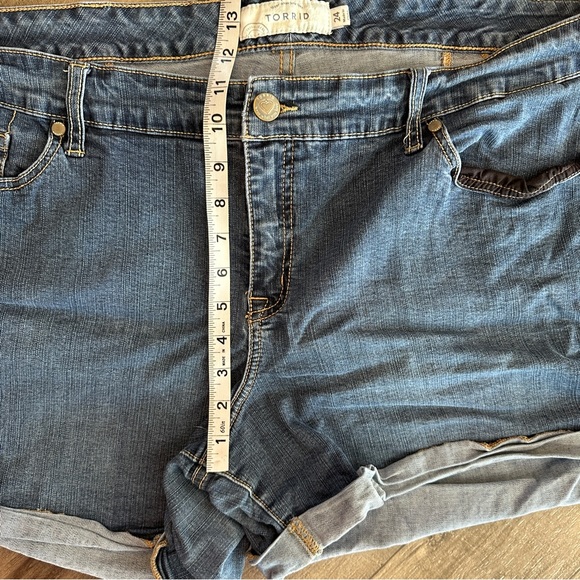 Torrid cuffed denim shorts size 24 - Picture 4 of 7